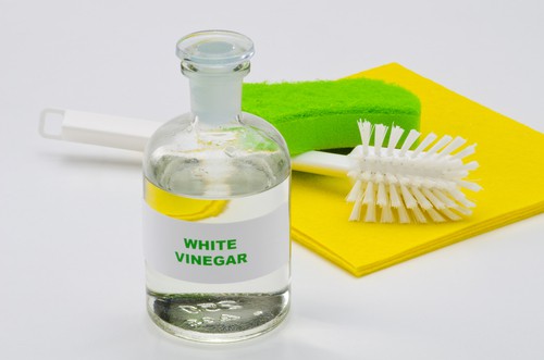 Mixing vinegar solution for carpet cleaning